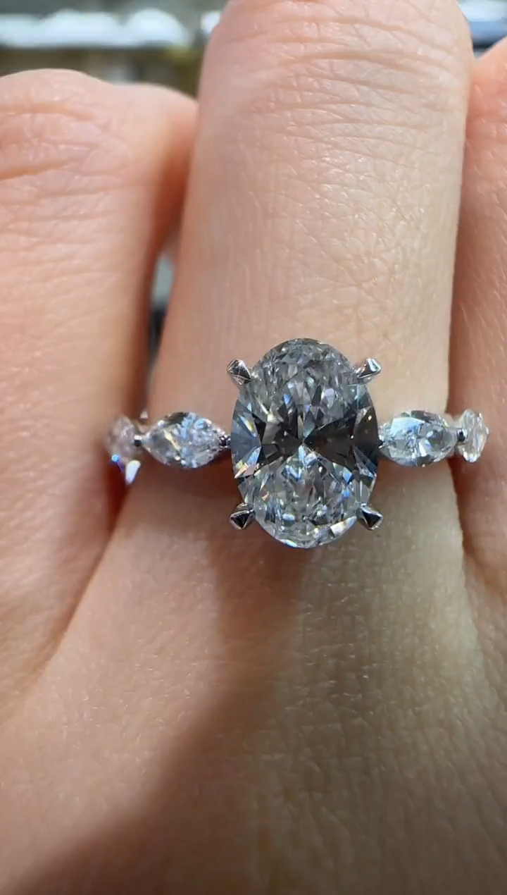 【闪购商品】合成钻石18K金镶嵌戒指一克拉椭圆+马眼微镶12#