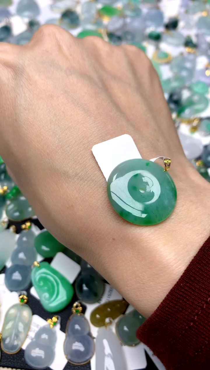 颈饰18K金镶嵌翡翠天然A货翡翠