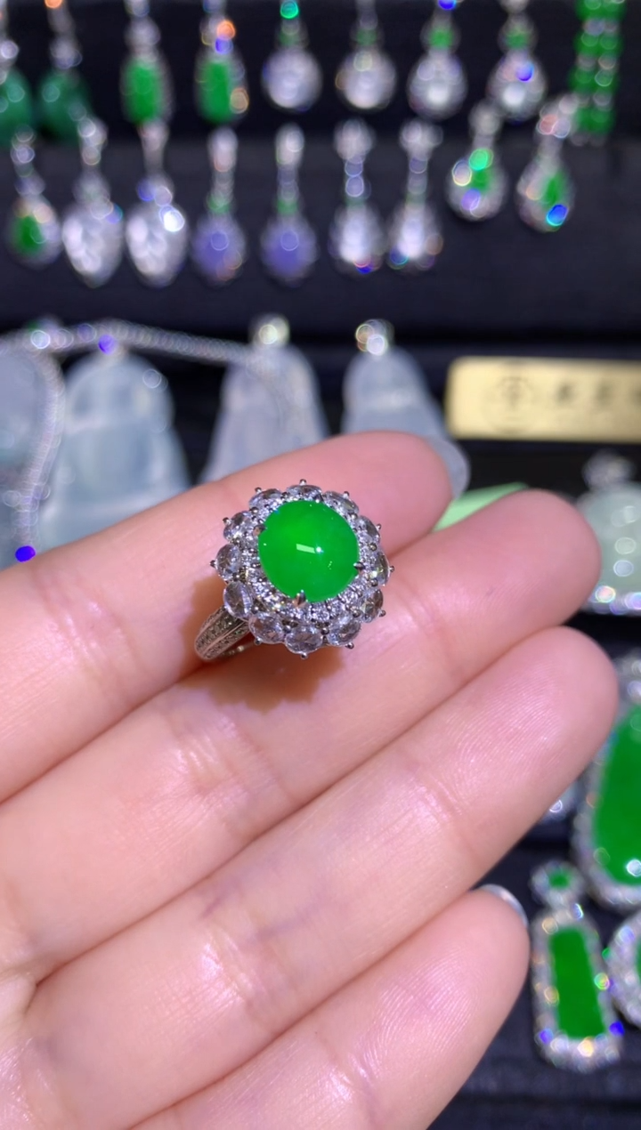 【闪购商品】翡翠戒指18K金镶嵌高冰满绿阳绿蛋面