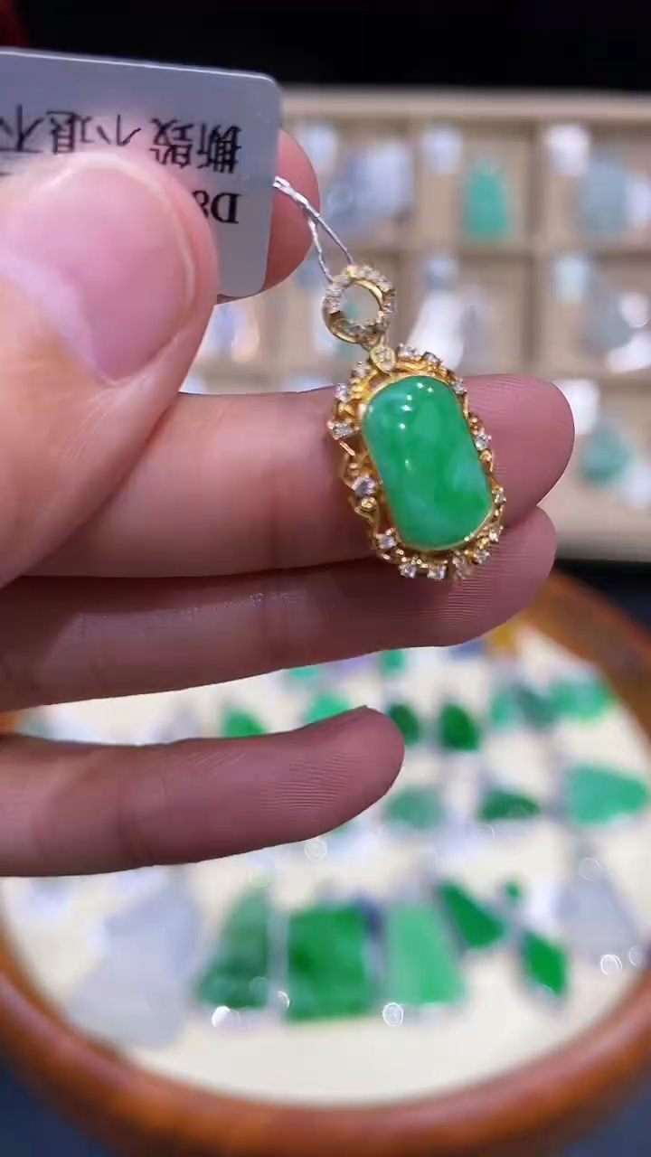 【闪购商品】翡翠吊坠(不含链)18K金镶嵌无事哦