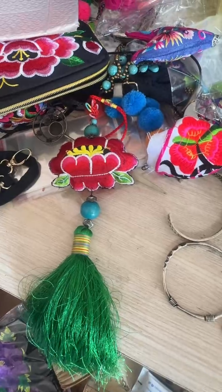 涤纶包挂绣花挂件刺绣
