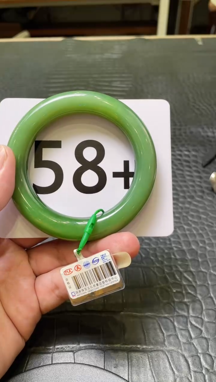 和田玉（碧玉）手镯未镶嵌一个