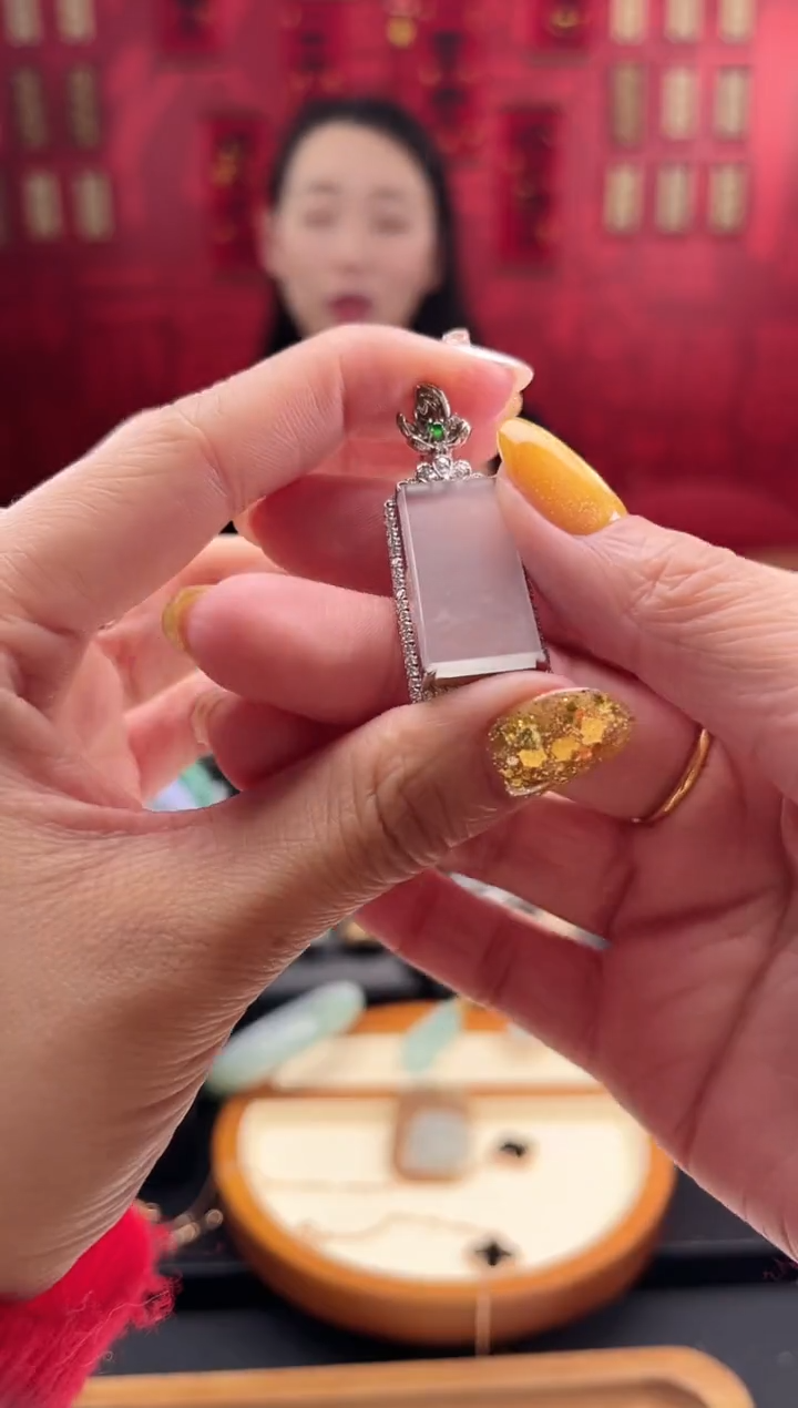 【闪购商品】翡翠颈饰18K金镶嵌吊坠