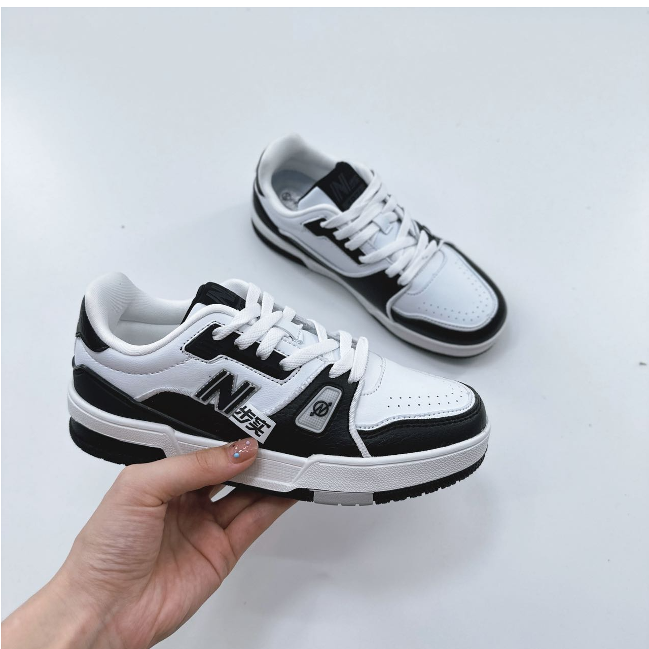 70011高端专享四季款舒适运动鞋黑/白（成人运动鞋）