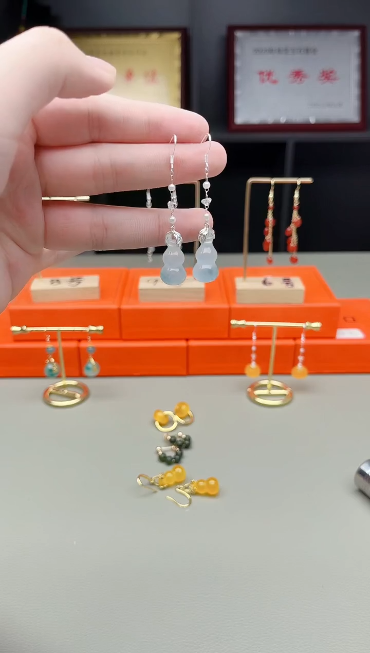 未镶嵌石英质玉（天山翠）耳钉新飘花葫芦