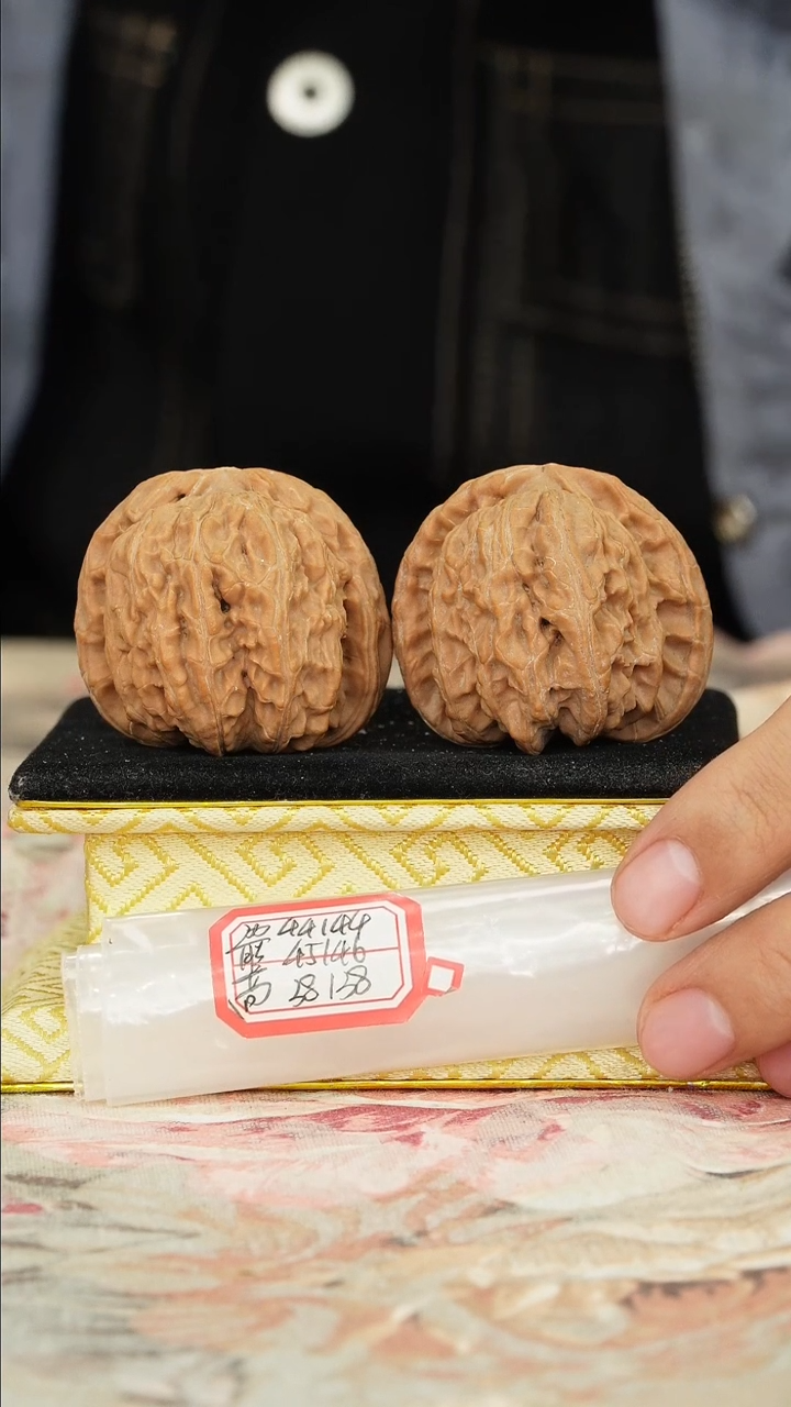 【闪购商品】文玩核桃把件白狮子