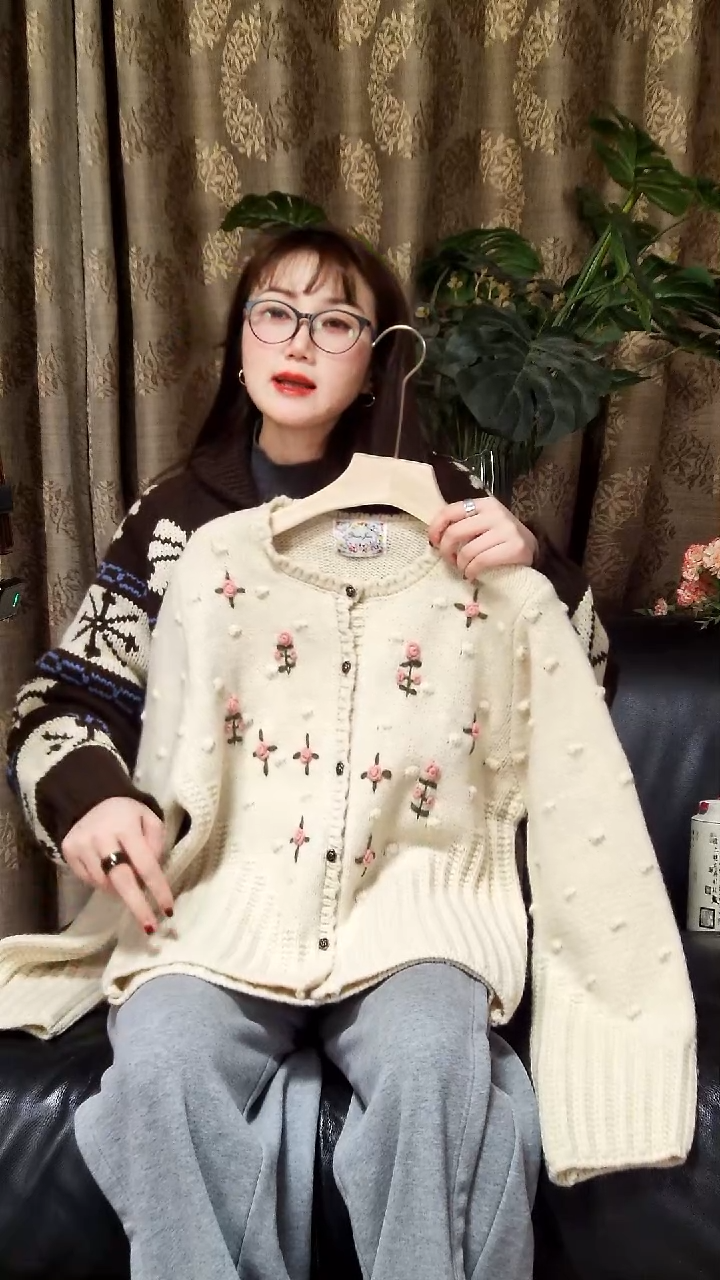 白色开衫毛衣冬季