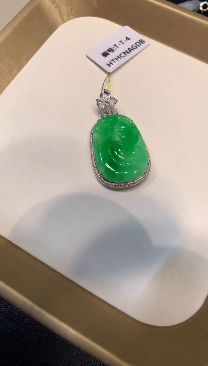 颈饰18K金镶嵌翡翠如意