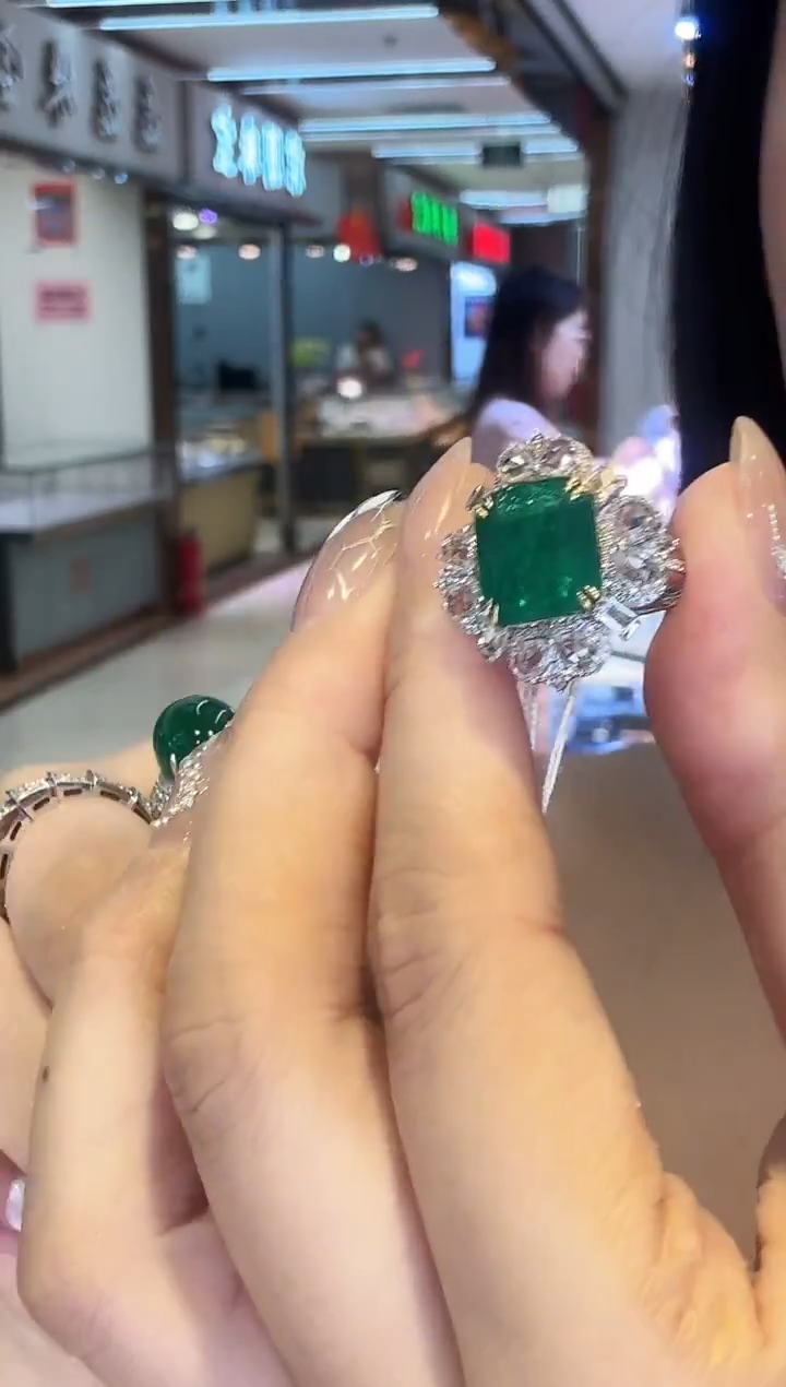 18K金镶嵌戒指祖母绿6.00ct