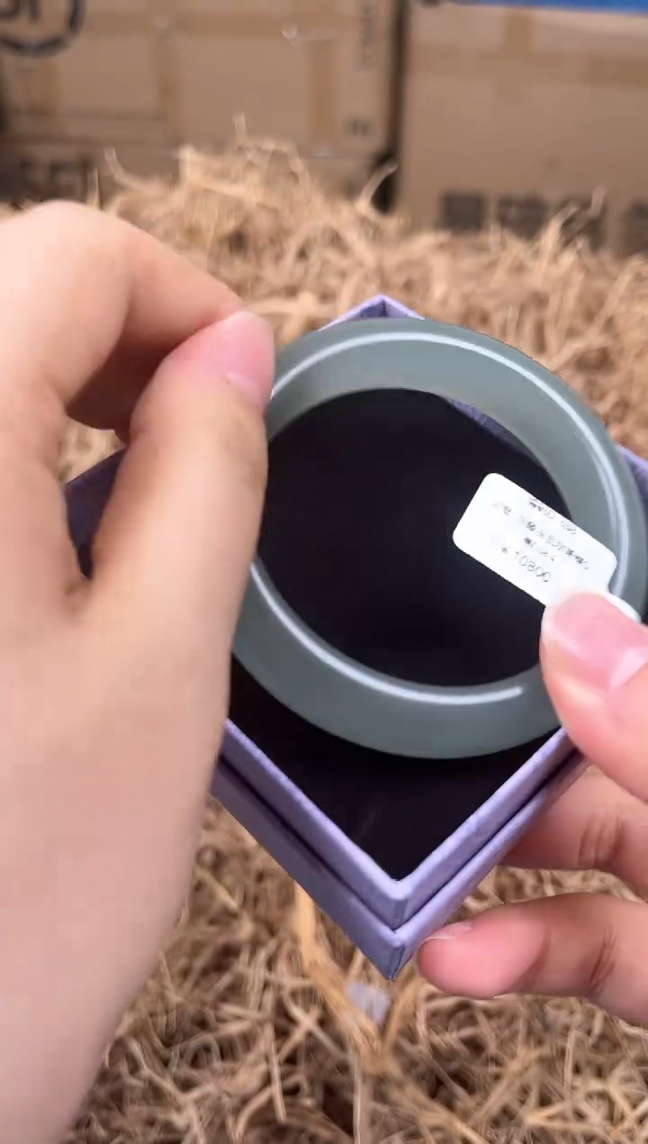 未镶嵌手镯石英质玉1