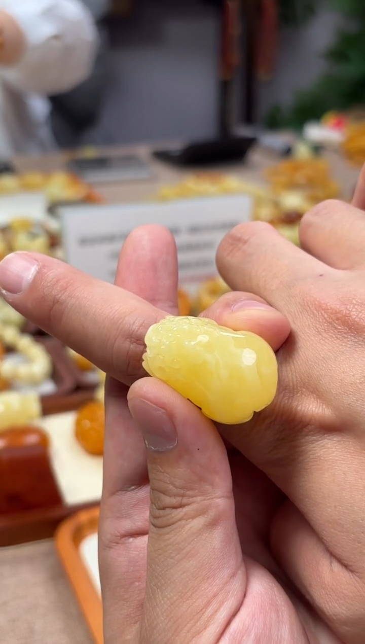 【闪购商品】蜜蜡裸石未镶嵌貔貅