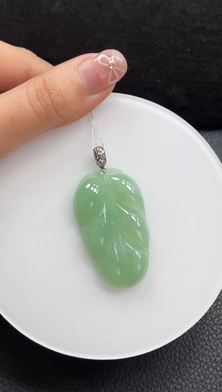 【闪购商品】翡翠颈饰18K金镶嵌叶子