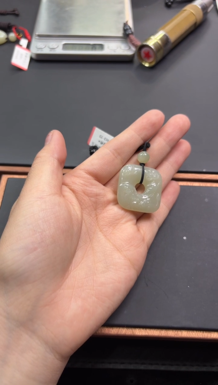 【闪购商品】和田玉吊坠(赠链)未镶嵌且末微色差近矿吊坠