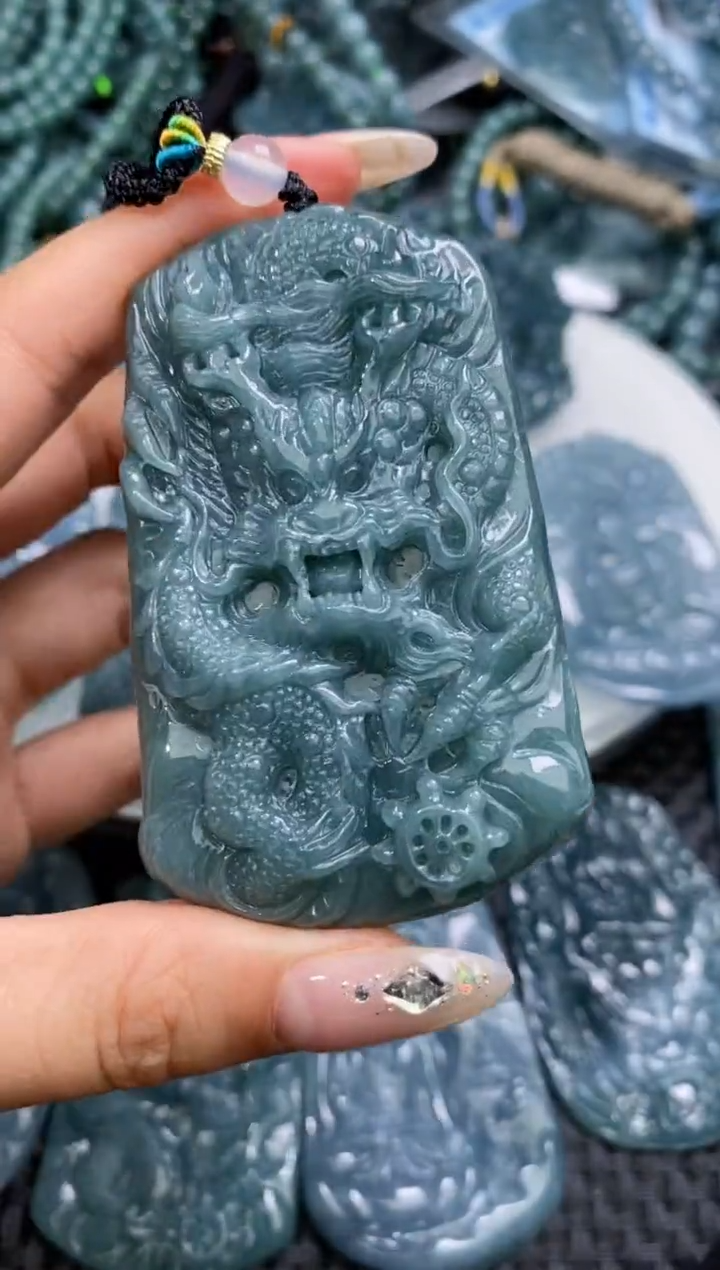 【闪购商品】翡翠颈饰未镶嵌          