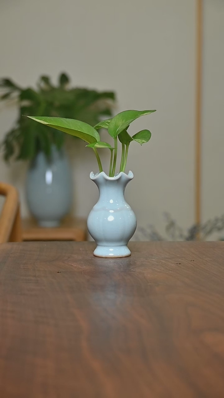 天青釉 小荷叶口瓶 微瑕 朱家汝窑款 高9cm