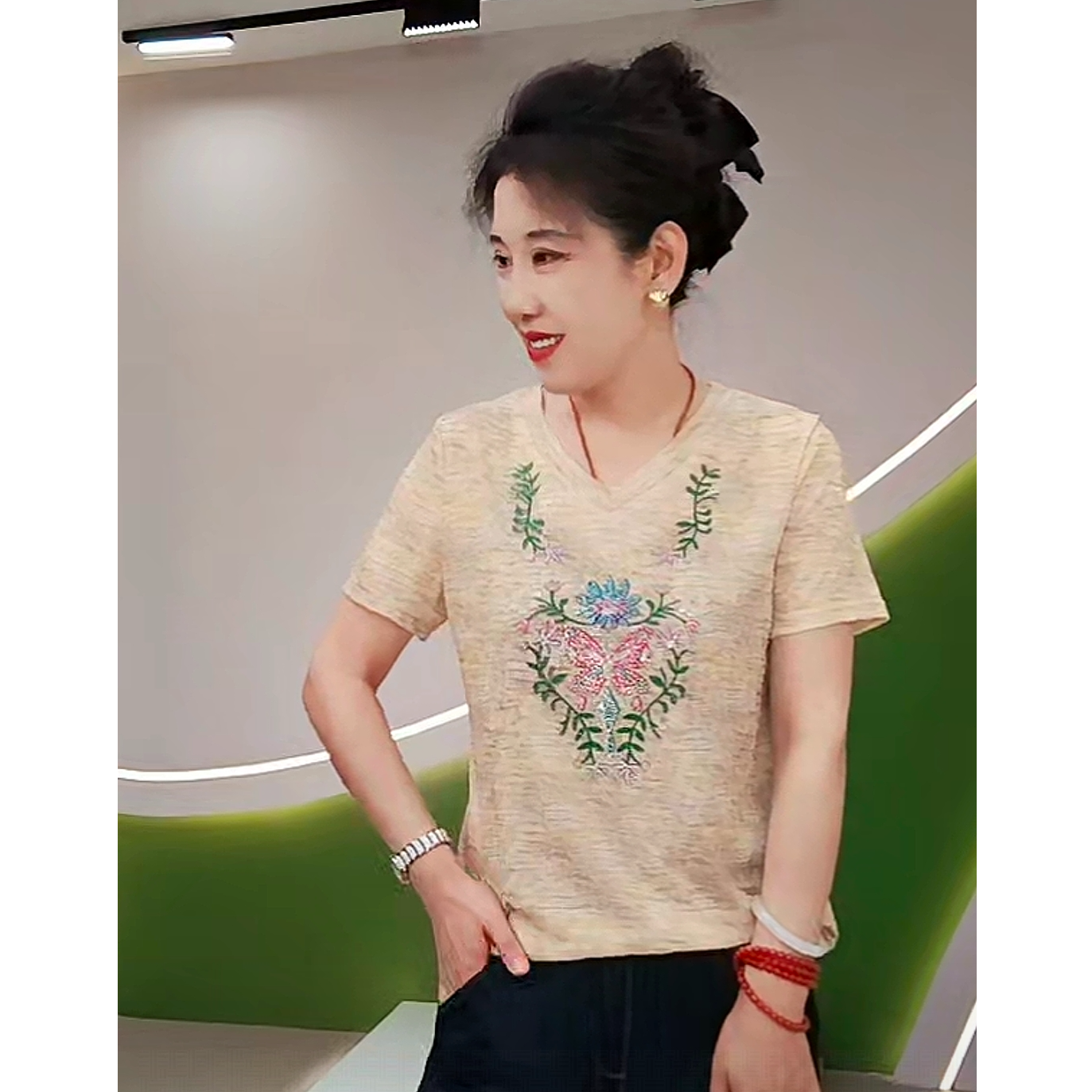 夏季新品女士短袖休闲T恤上衣女装时尚V领小衫卫衣89300