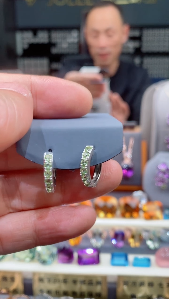 【闪购商品】橄榄石耳钉银S925镶嵌橄榄石耳钉