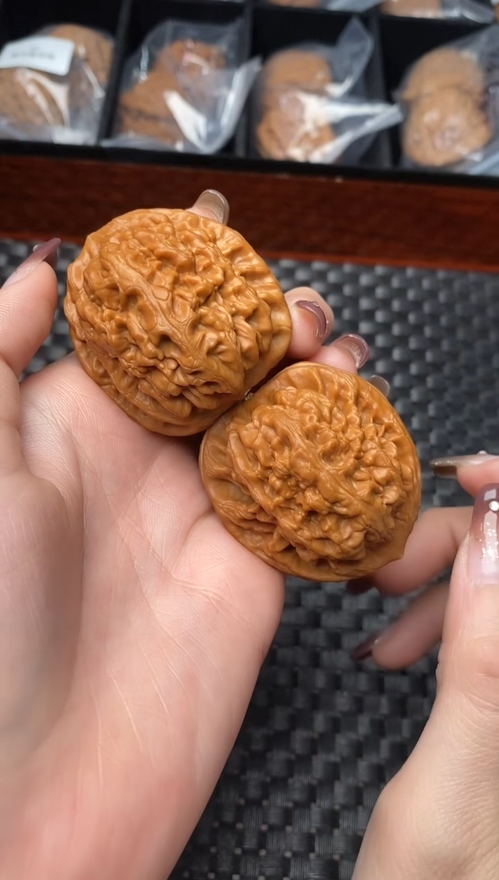 把件文玩核桃全品打底红锦鲤45尺（51.6克）