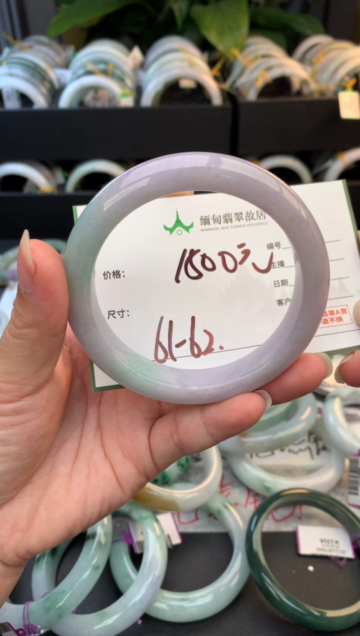 未镶嵌定制翡翠毛货需精细抛光+多人