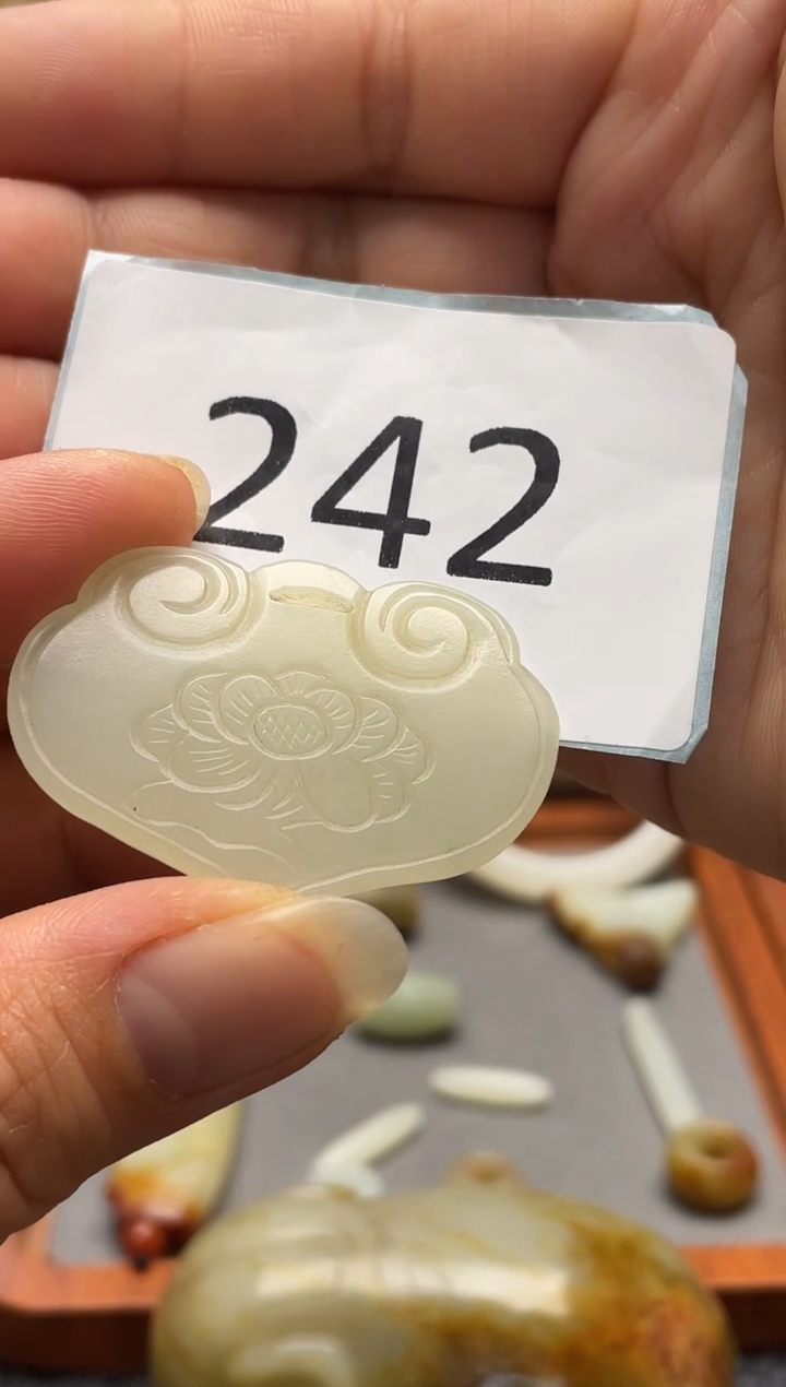 和田玉未镶嵌颈饰.