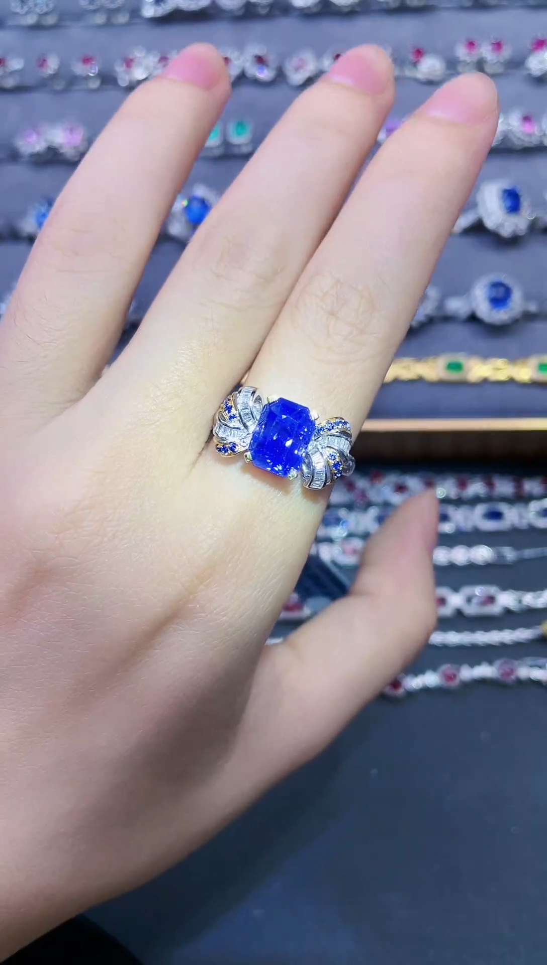 【闪购商品】彩色蓝宝石戒指18K金镶嵌4.55ct无烧