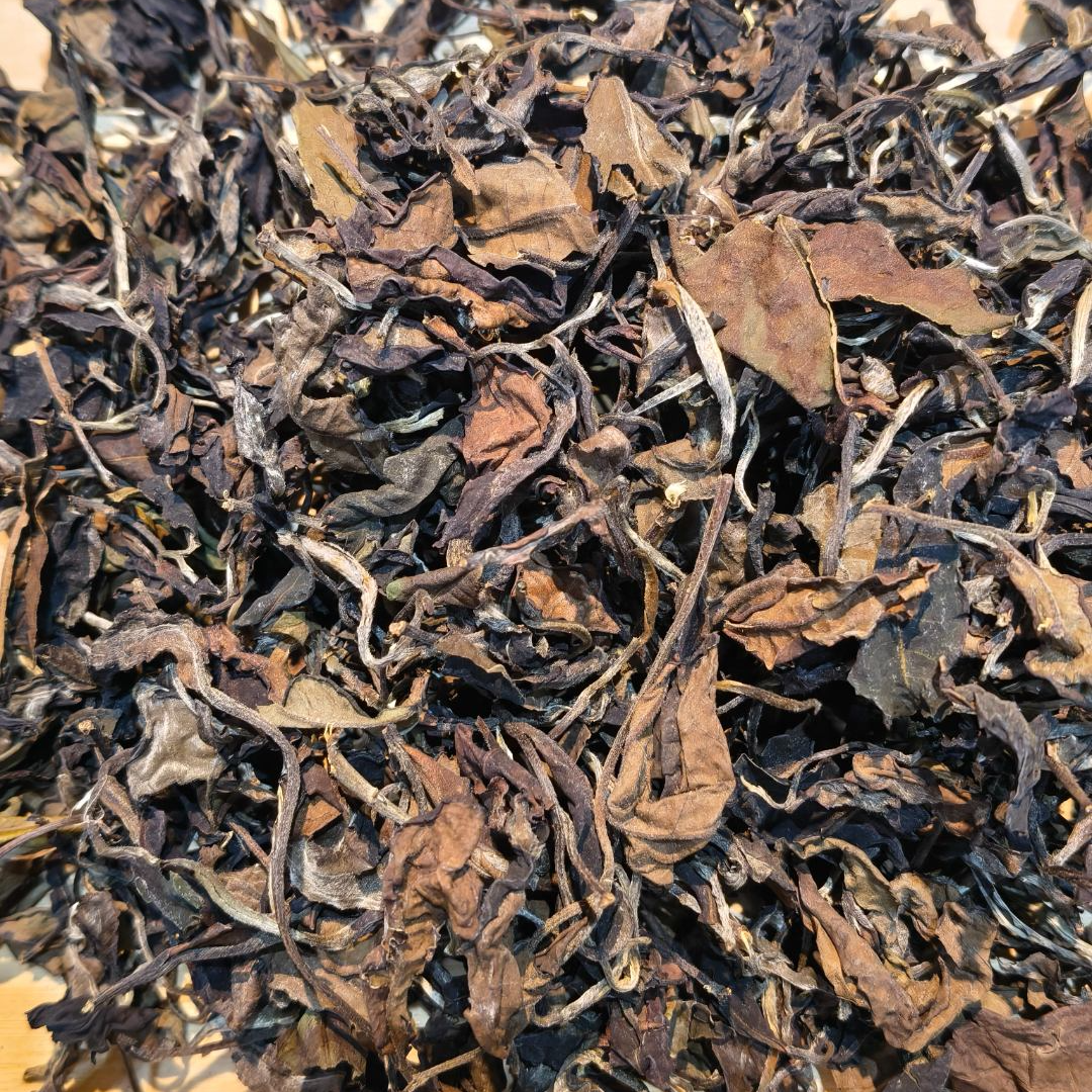 云南源之茗茶业    盲上白茶357克