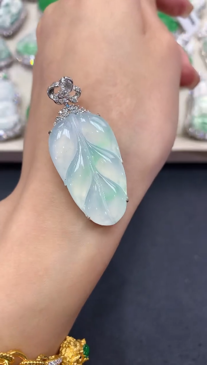 【闪购商品】翡翠吊坠(不含链)18K金镶嵌q72          