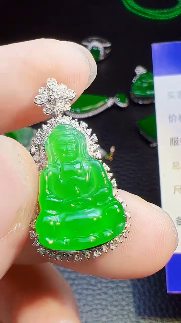 颈饰18K金镶嵌翡翠水*情翡翠