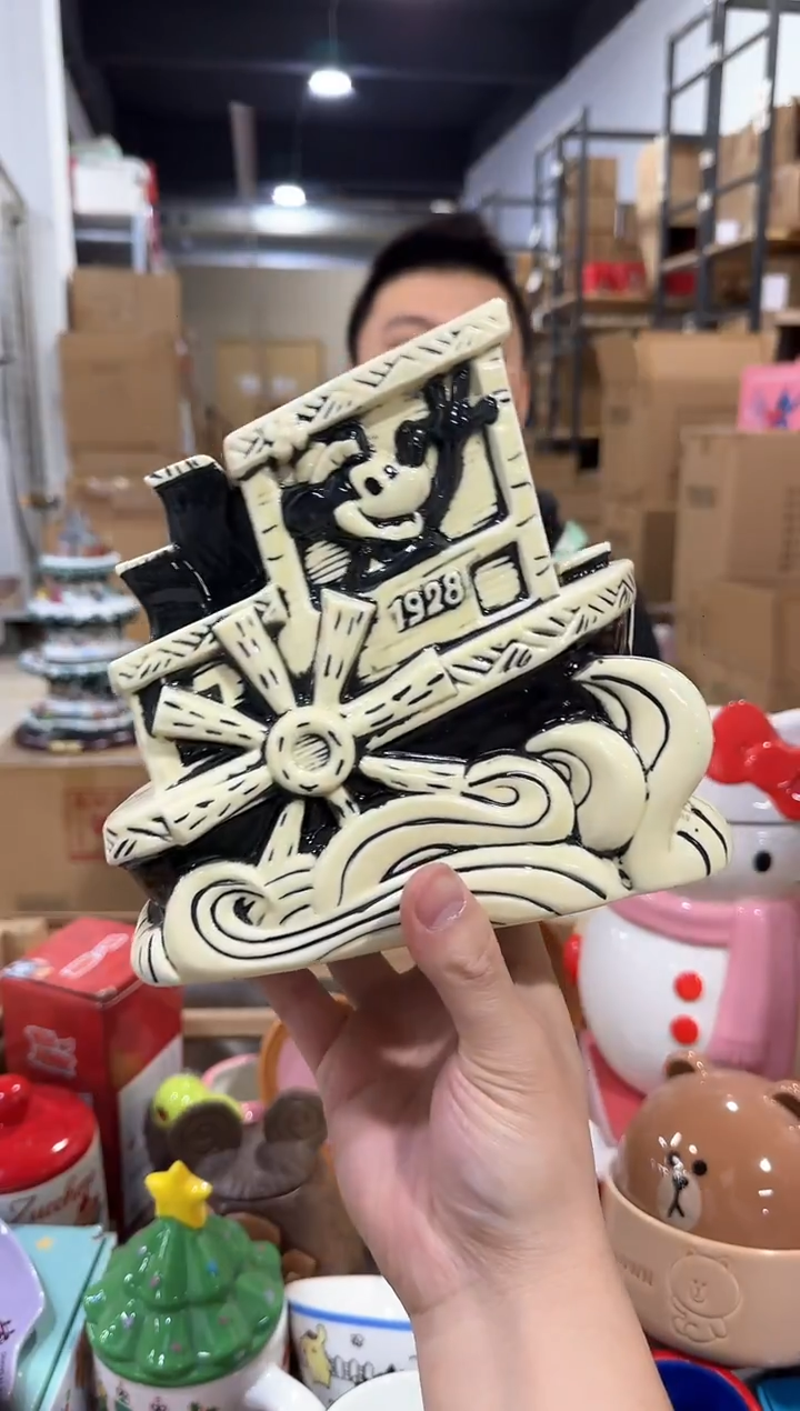 瓷片米奇威力汽船笔筒