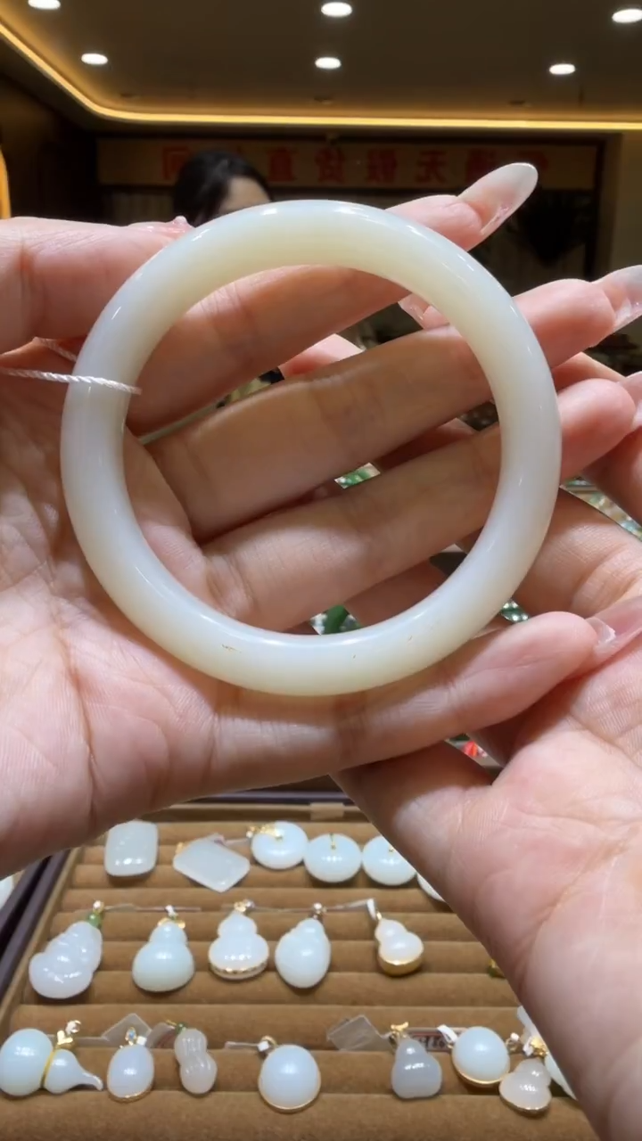 颈饰未镶嵌和田玉手镯56+