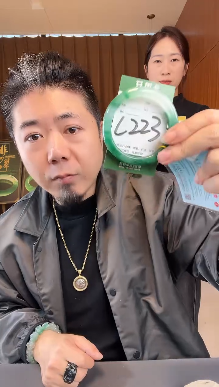 【闪购商品】石英质玉手镯未镶嵌非洲翠