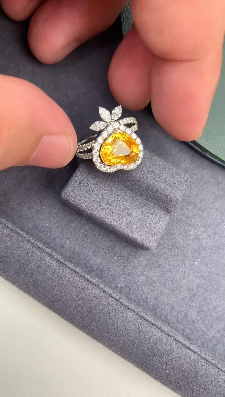 【闪购商品】彩色蓝宝石戒指18K金镶嵌4.5ct黄蓝宝戒指