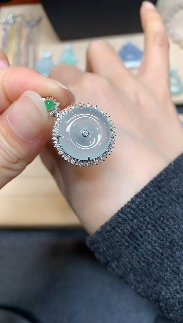 【闪购商品】翡翠颈饰18K金镶嵌平安扣【无服务费