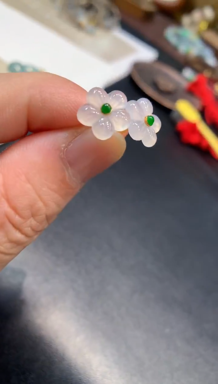 18K金镶嵌翡翠耳饰耳钉