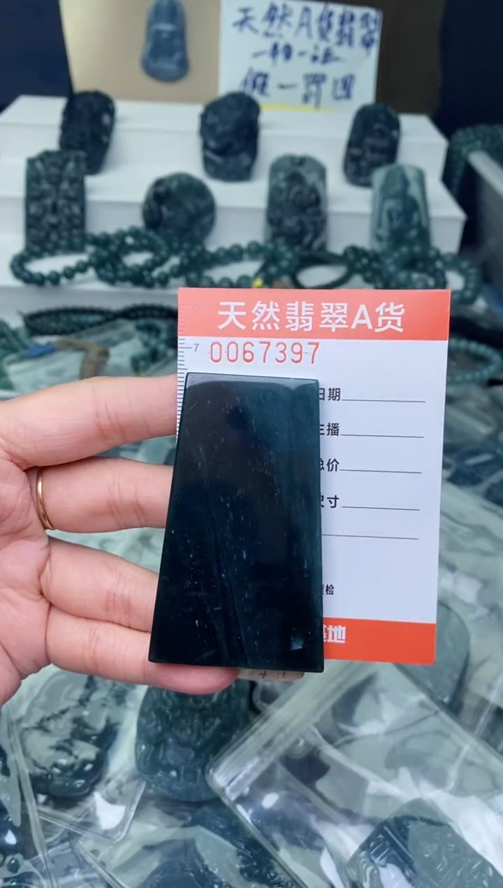 翡翠未镶嵌颈饰···········