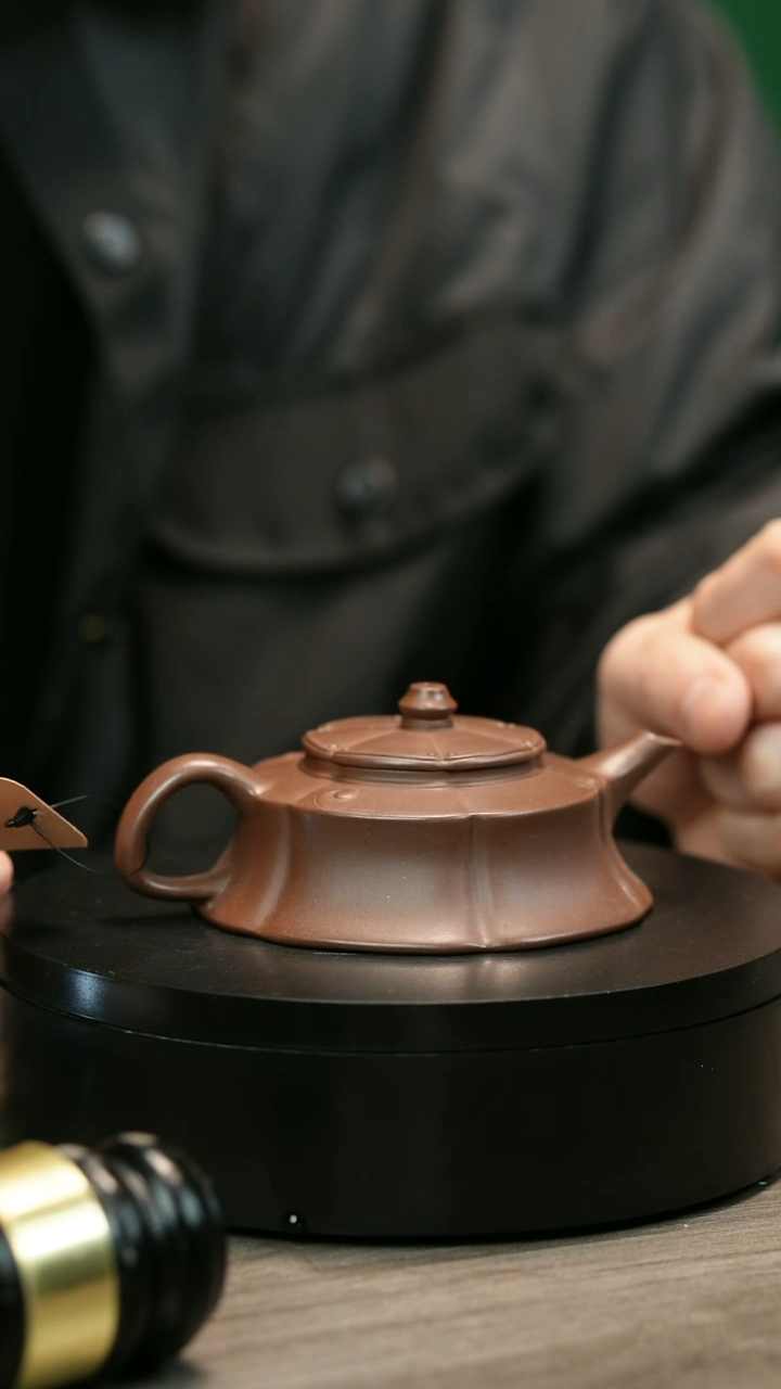 茶壶紫砂小*H2413赵信军底槽青筋纹如意扁莲