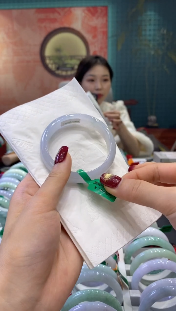【闪购商品】翡翠手镯未镶嵌多人08238