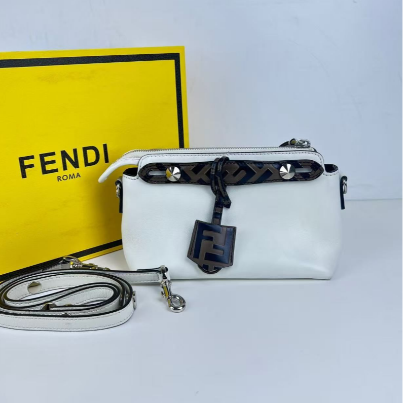 99新 FENDI/芬迪 【十六专属】Z10/白色老花单肩包/CX