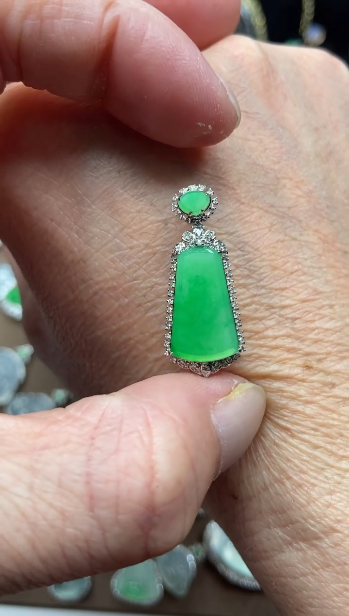 【闪购商品】翡翠吊坠(不含链)18K金镶嵌无事牌