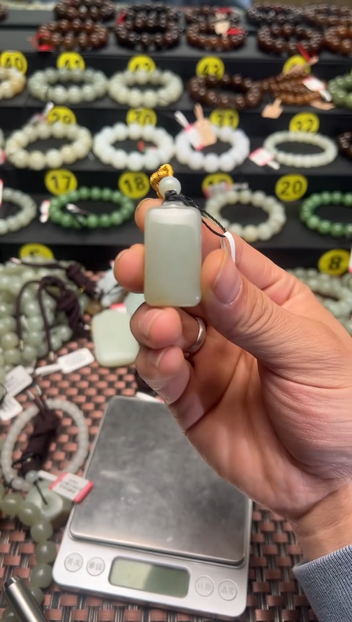 【闪购商品】和田玉吊坠(赠链)未镶嵌且末料青白玉随形吊坠