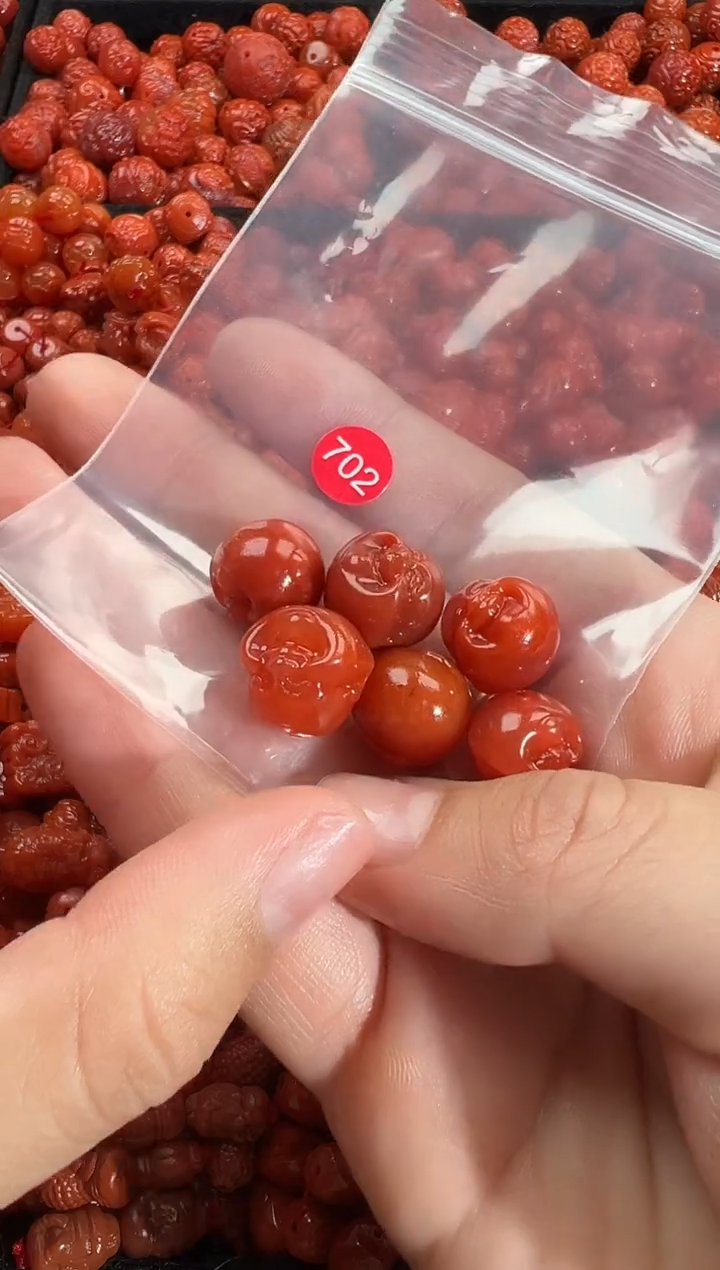 颈饰未镶嵌南红玛瑙?****敌1