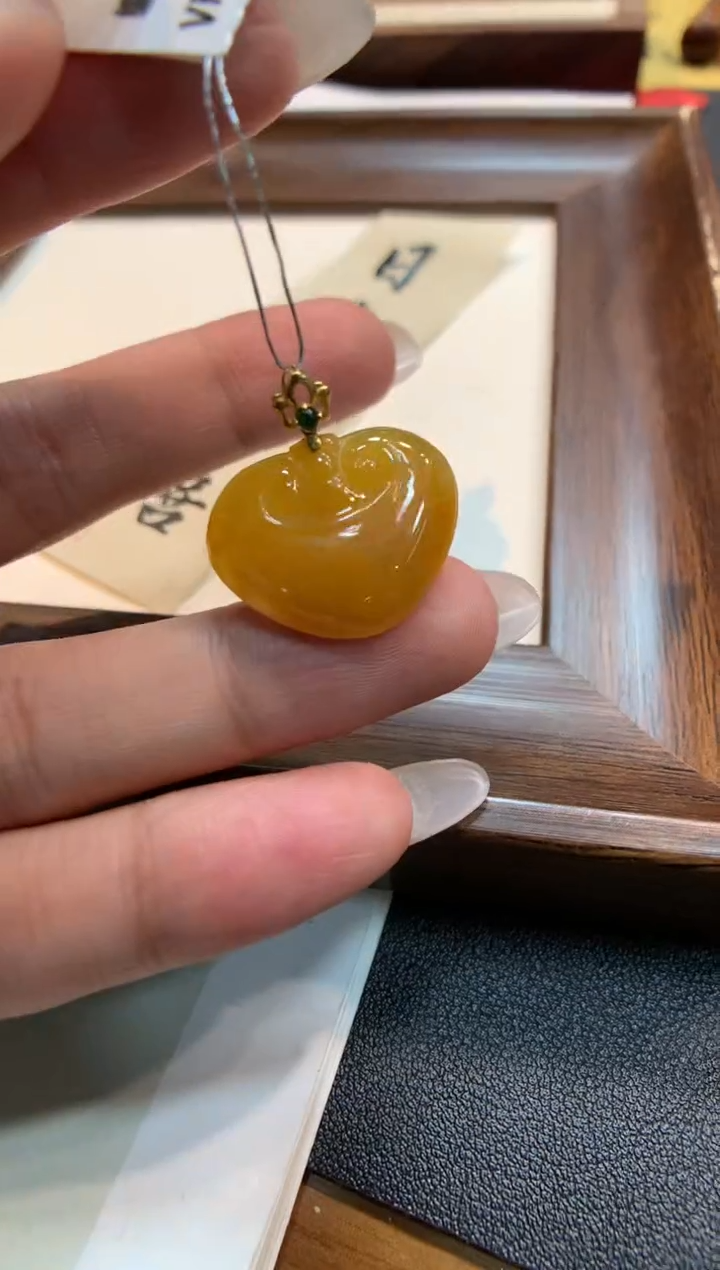 翡翠18K金镶嵌颈饰如意锁