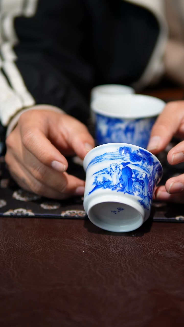 文工青花人物融天杯