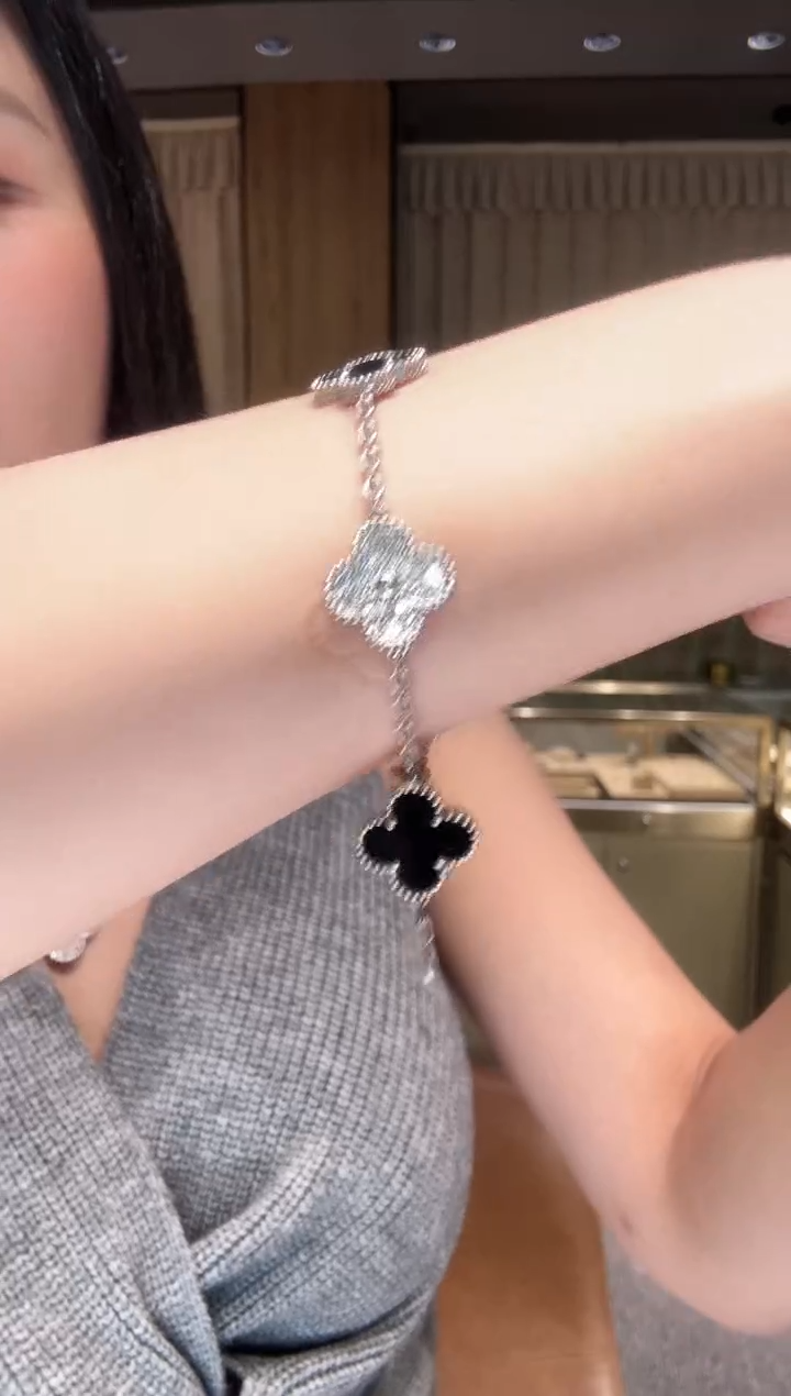 手链18K金镶嵌钻石熊猫