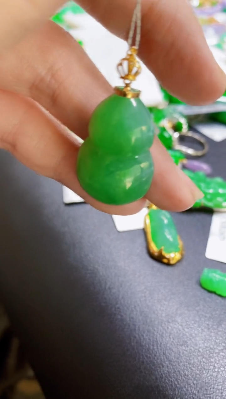 颈饰18K金镶嵌翡翠葫芦