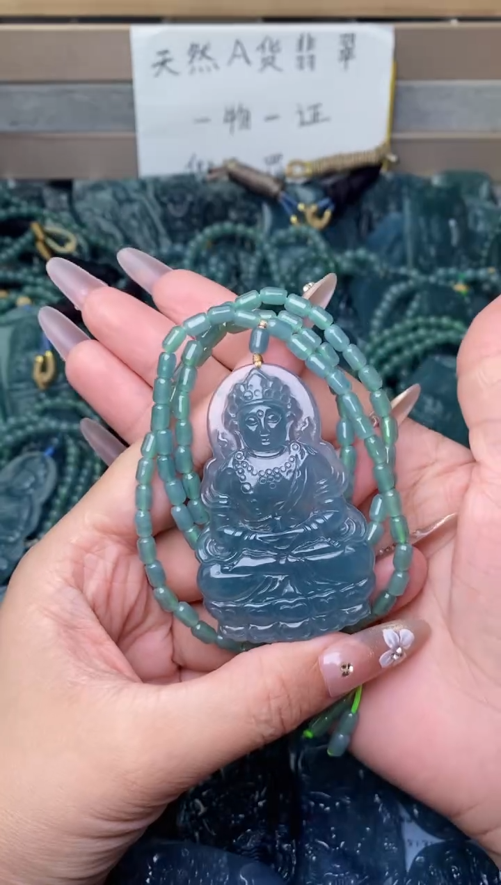 翡翠未镶嵌颈饰          