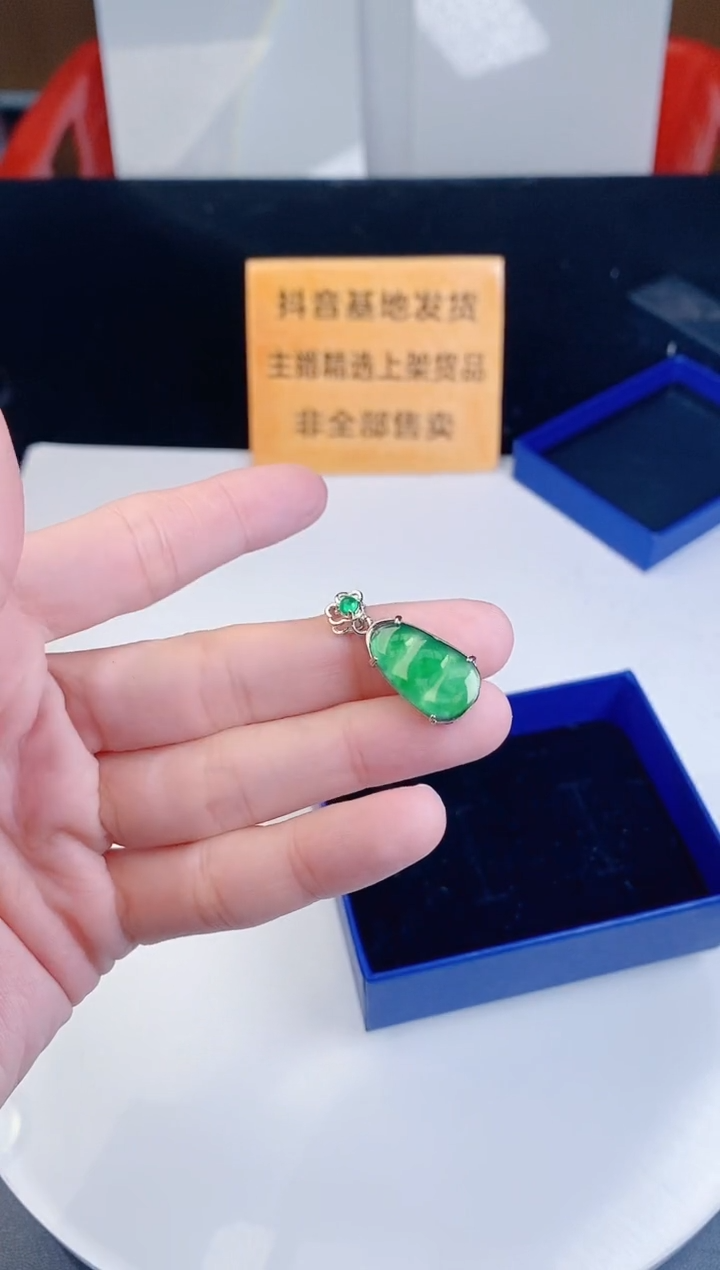 颈饰未镶嵌翡翠 