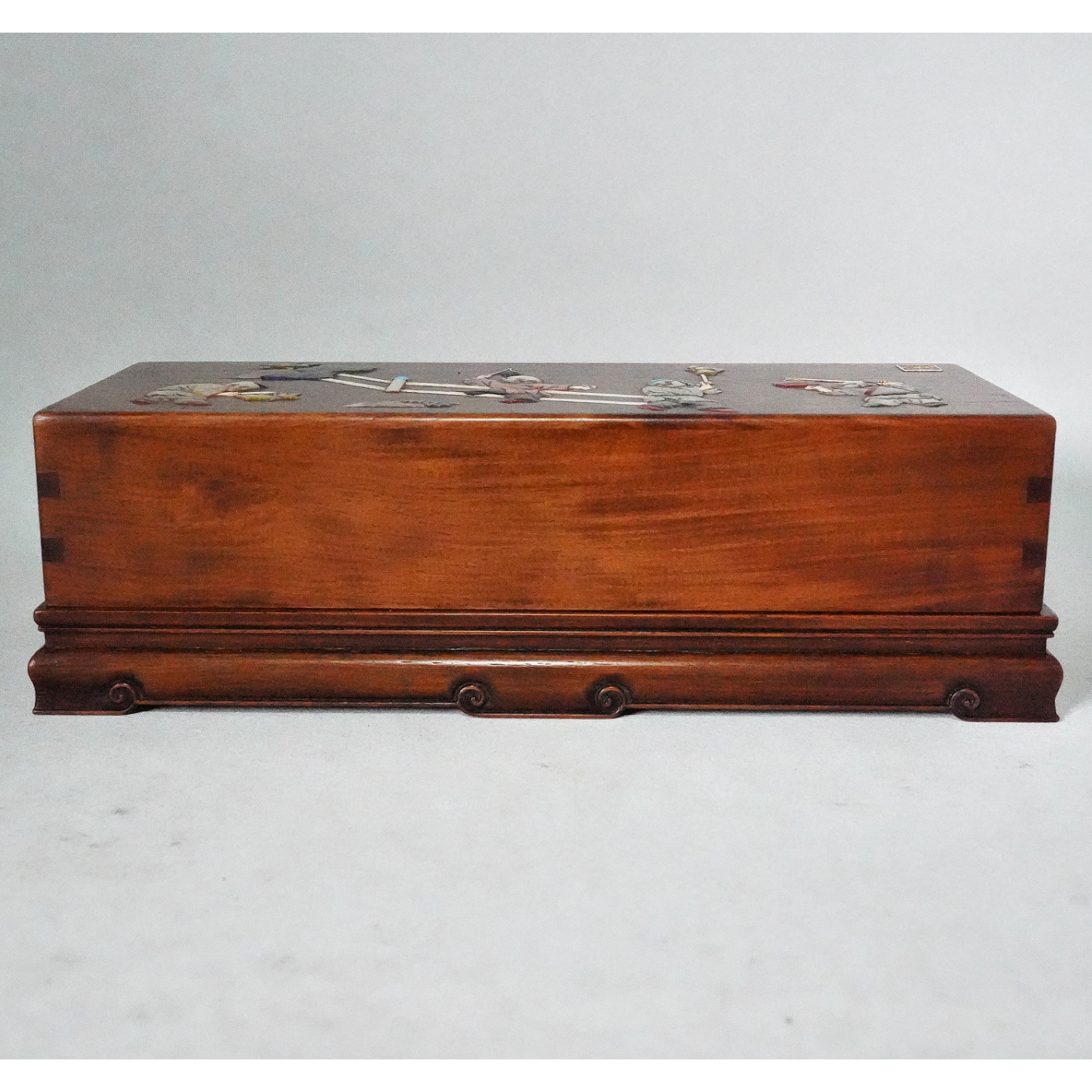 文华开物第201期拍品 9 清代 黄花梨嵌百宝婴戏人物文房盒