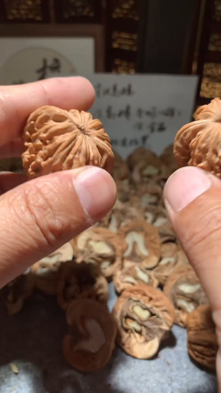 文玩核桃把件【核缘雅趣】39左右汉高楼，同尺寸随机发