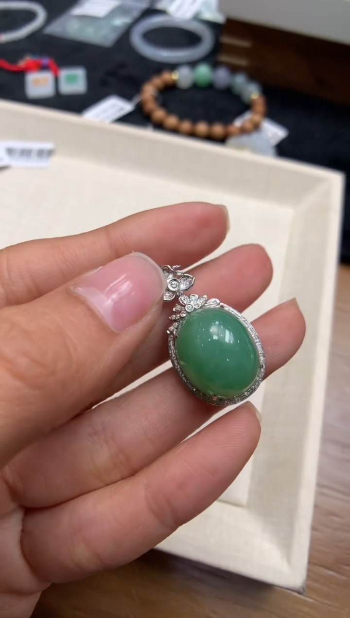 【闪购商品】翡翠颈饰18K金镶嵌蛋面